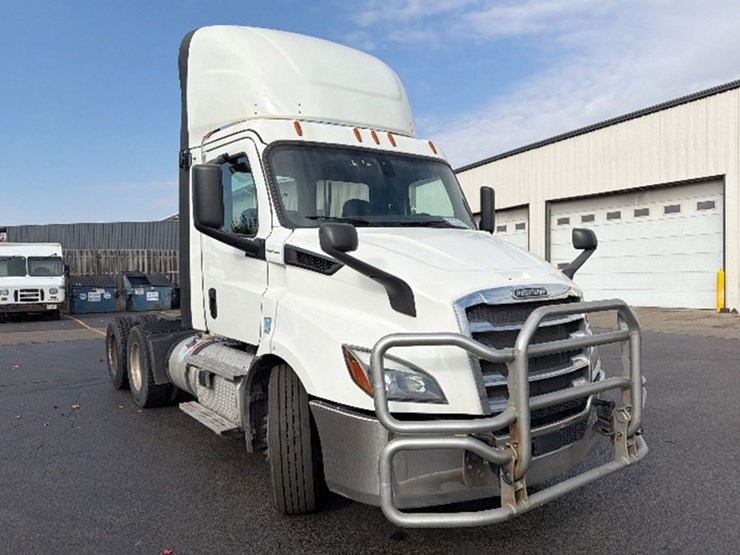 2020-freightliner-cascadia-116-image-1
