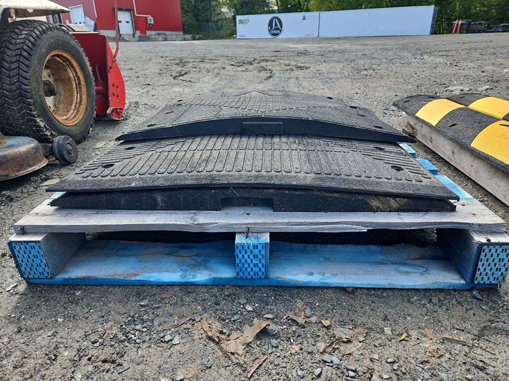 1-pallet-of-rubber-construction-curbs-image-2