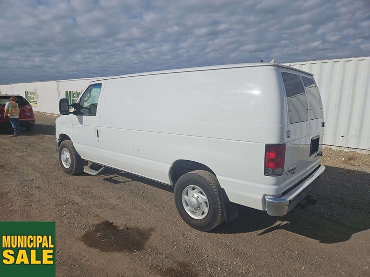 2012-ford-cargo-image-3