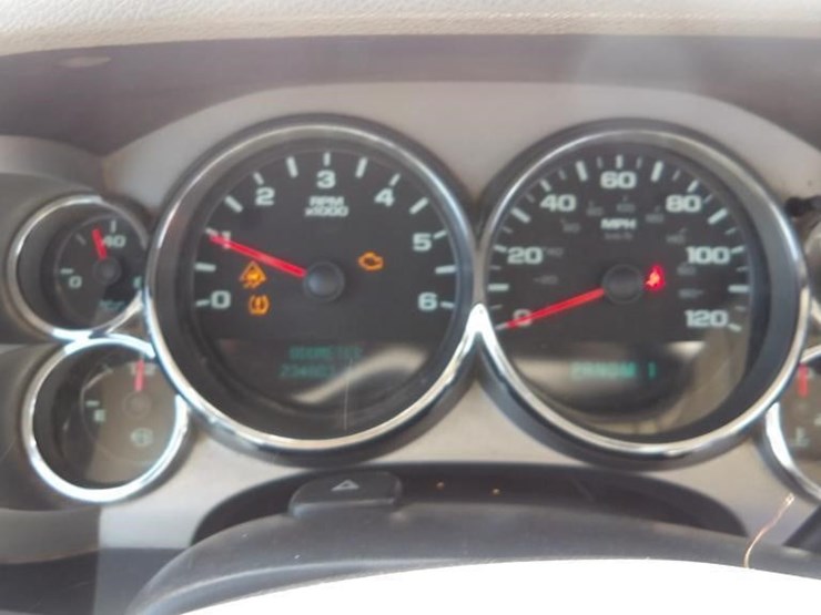 2011-chevrolet-silverado-2500hd-image-14