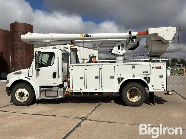 2009-freightliner-m2-106-image-8
