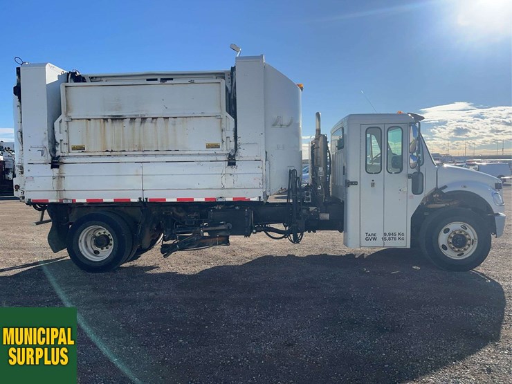 2015-freightliner-m2-106-image-7