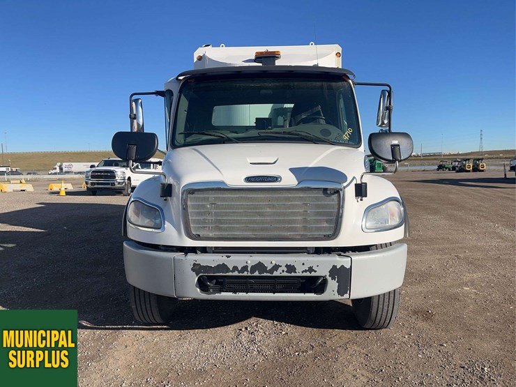 2015-freightliner-m2-106-image-8