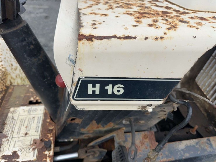 bolens-h-16-lawn-tractor-with-blower-and-snow-blade--no-engine-image-16