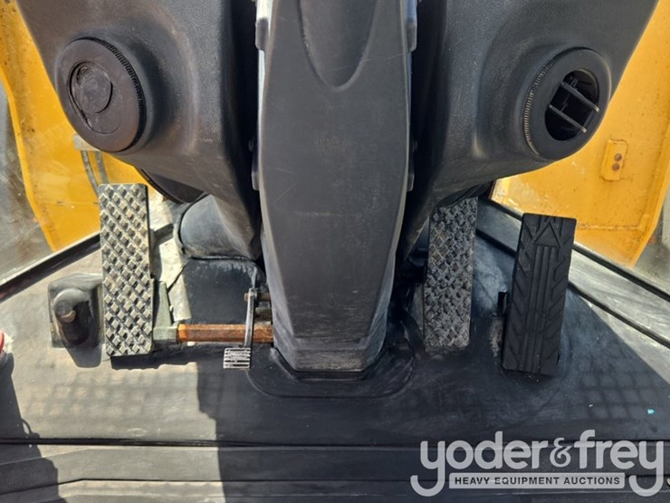 2019-deere-744k-image-64