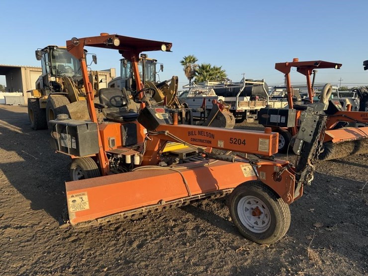 lay-mor-sm-300-3-wheel-broom-image-1