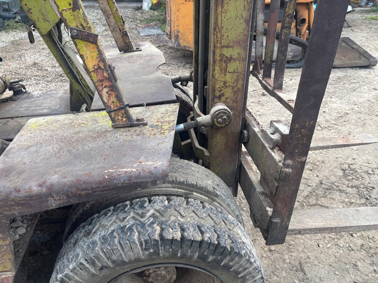 #3332-•-clark-it40b-forklift-image-24