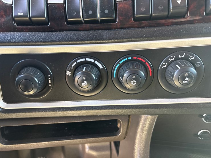 2023-kenworth-w900l-image-88