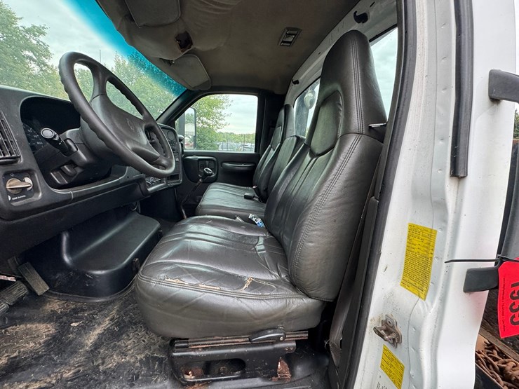 #1935-•-2004-chevrolet-5500-roll-back-truck-image-39