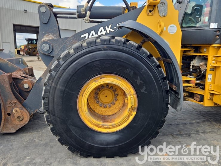 2019-deere-744k-image-10
