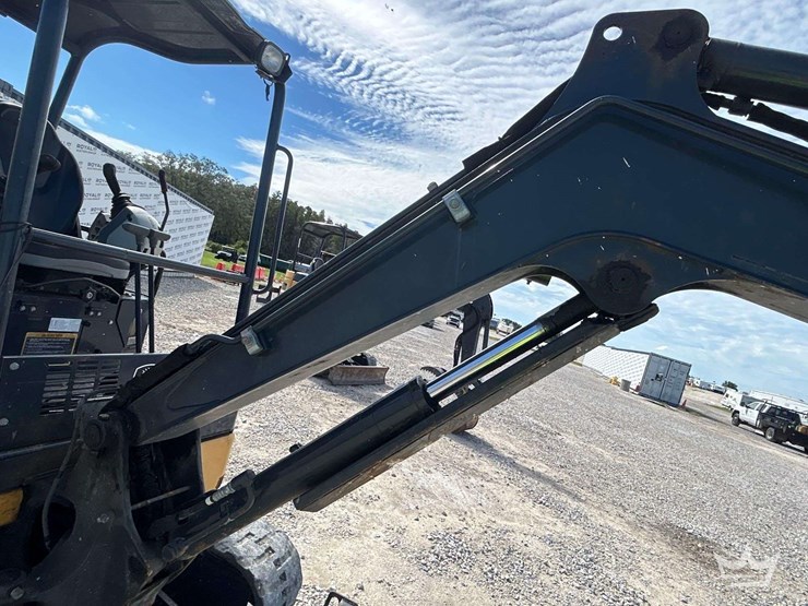 2015-deere-26g-image-18