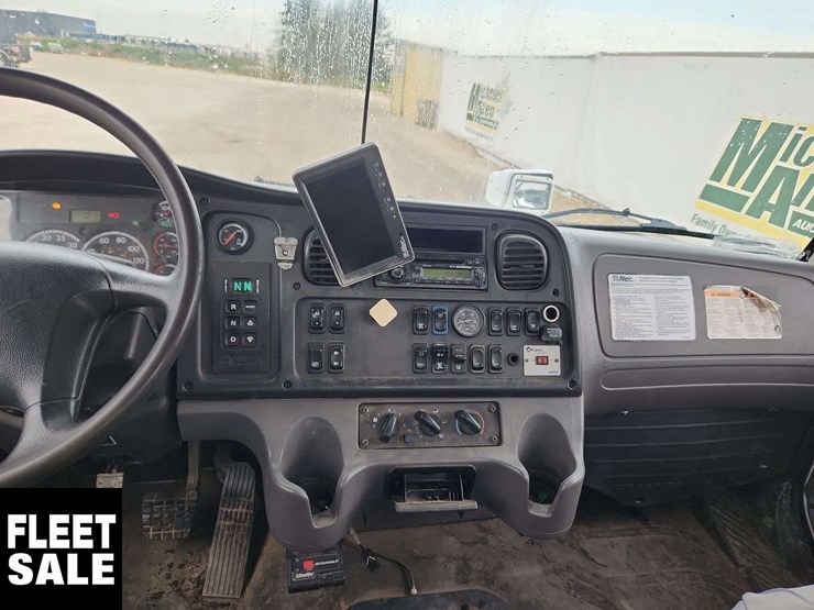 2014-freightliner-m2-106-image-17