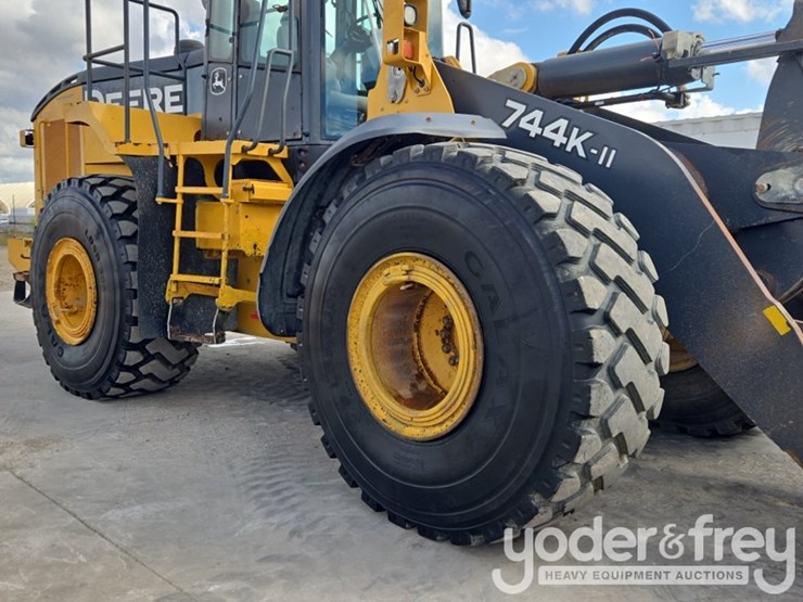 2019-deere-744k-image-12
