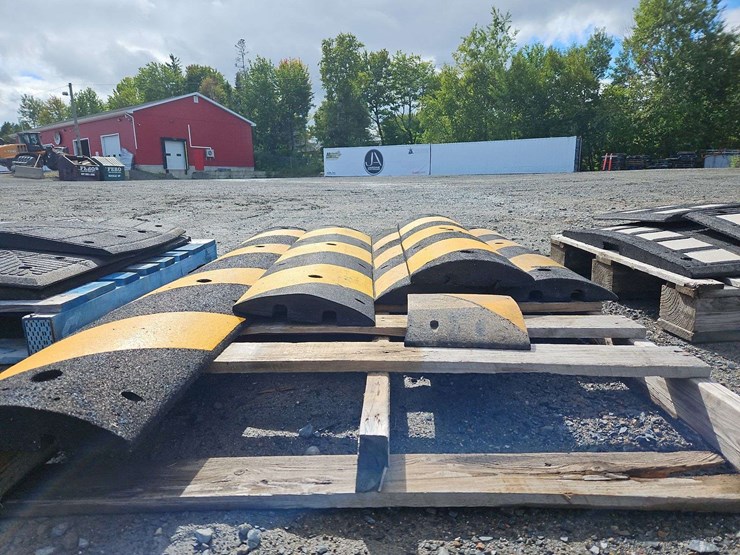 1-pallet-of-rubber-construction-curbs-image-2