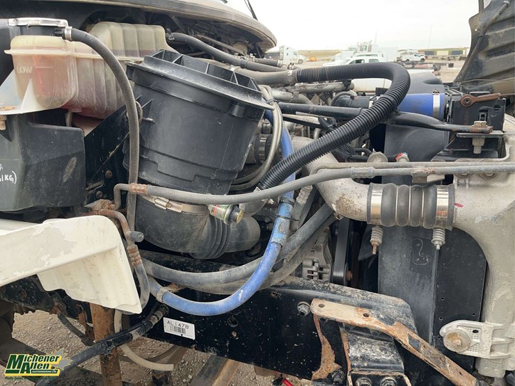 2009-freightliner-m2-106-image-21