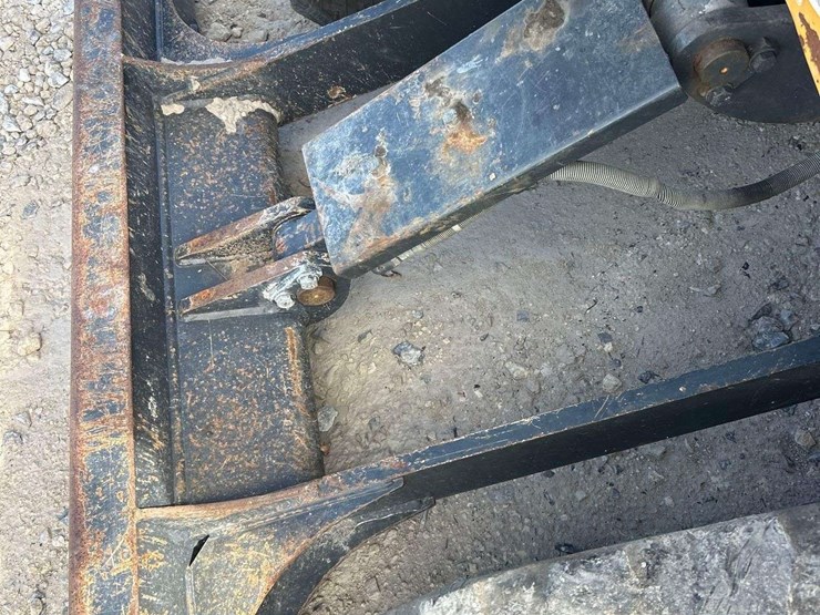 2015-deere-26g-image-21