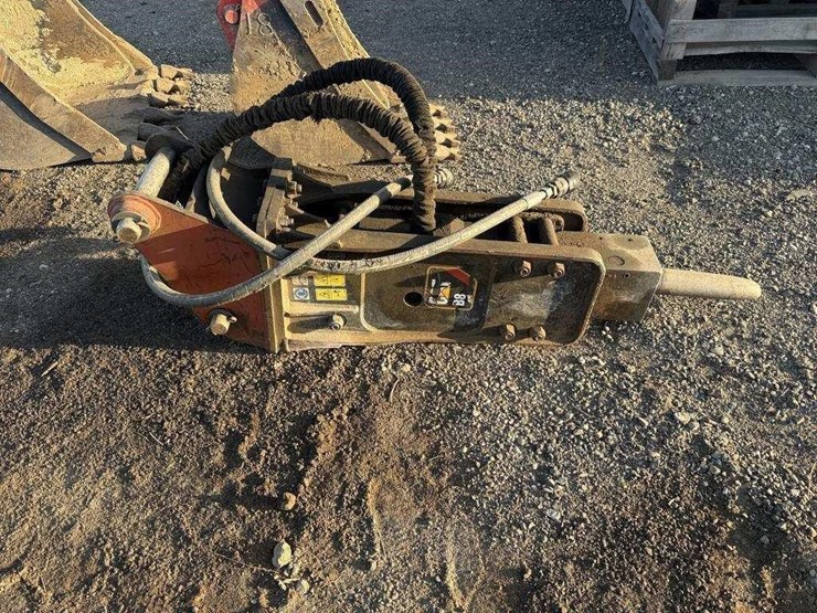 cat-b8-backhoe-breaker-hammer-image-1