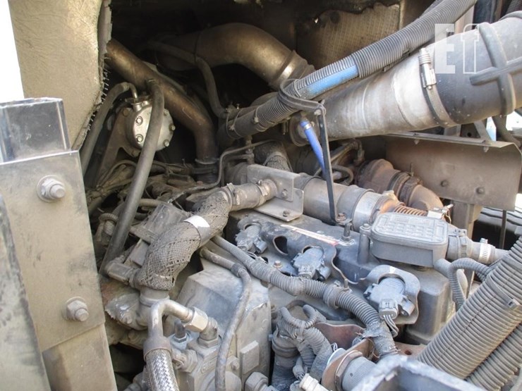 2010-peterbilt-320-image-5