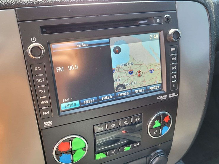 2013-chevrolet-suburban-1500-image-19