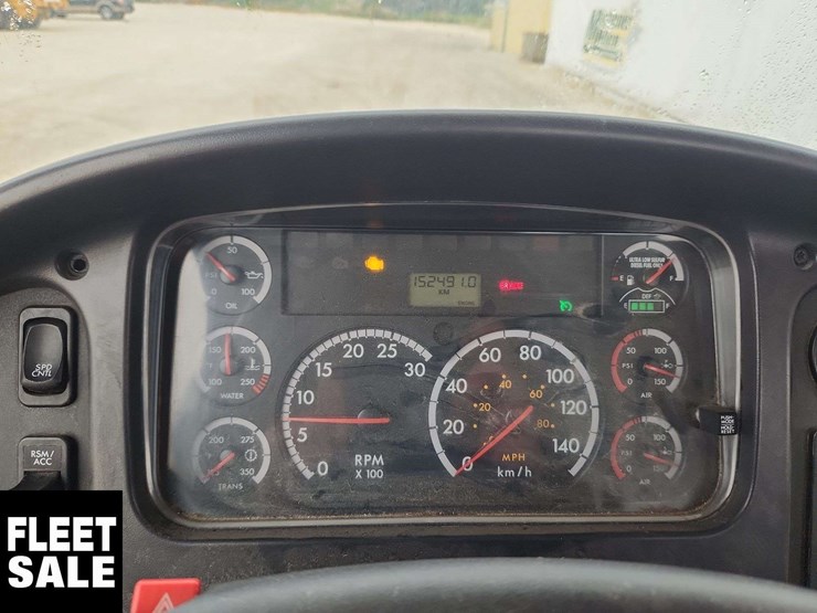 2014-freightliner-m2-106-image-18