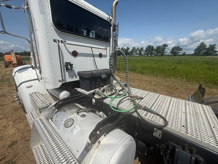 2012-peterbilt-384-image-15