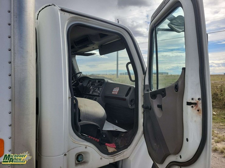 2006-freightliner-m2-106-image-25
