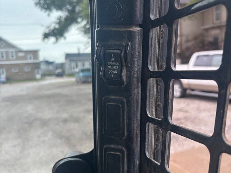 2015-bobcat-t770-image-38