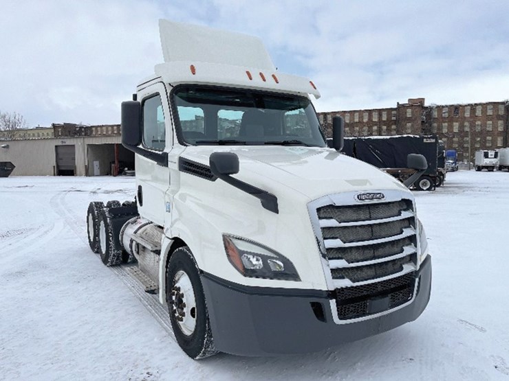 2019-freightliner-cascadia-126-image-1
