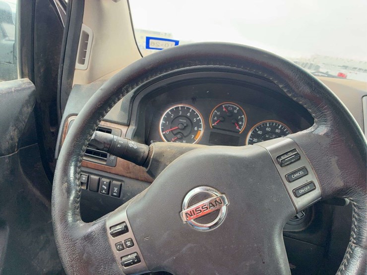 2011-nissan-armada-image-26