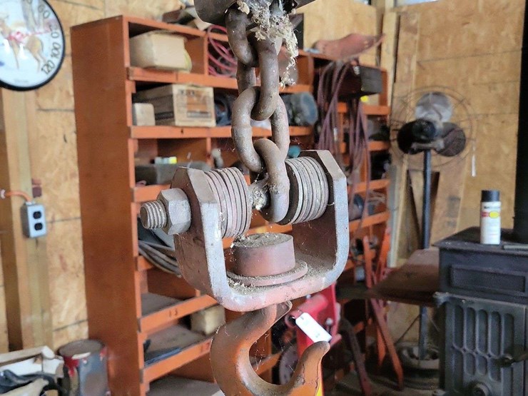 red-shop-crane-with-hydraulic-lift-and-chain-hoist-image-2