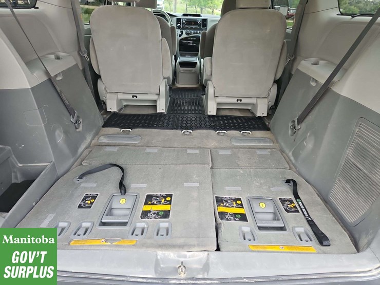 2013-toyota-sienna-image-34