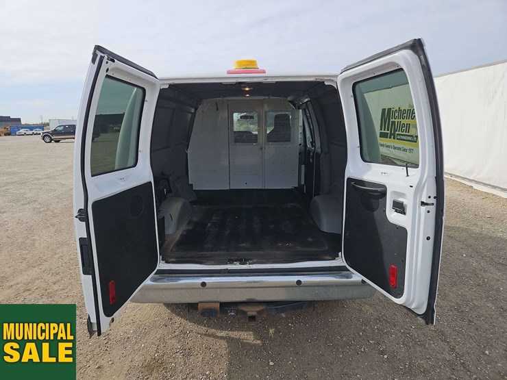 2014-ford-cargo-image-15