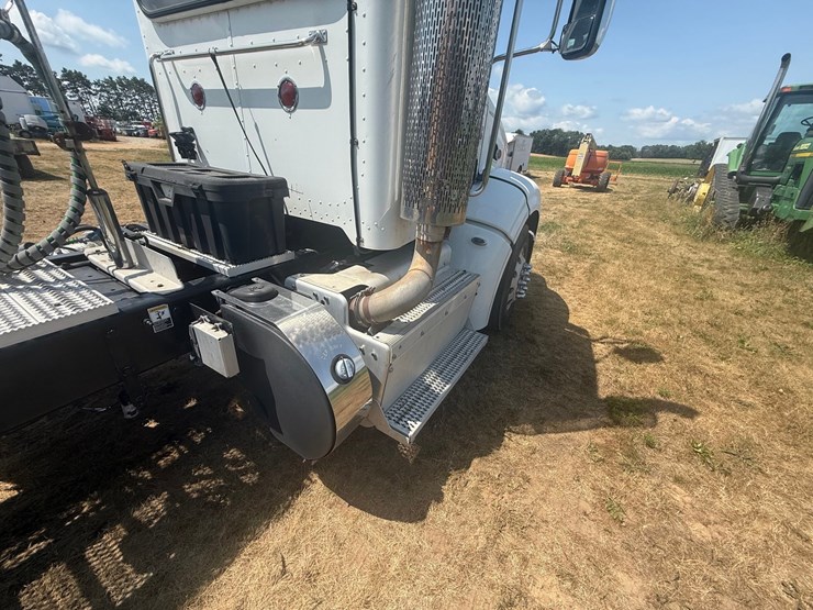 2012-peterbilt-384-image-21