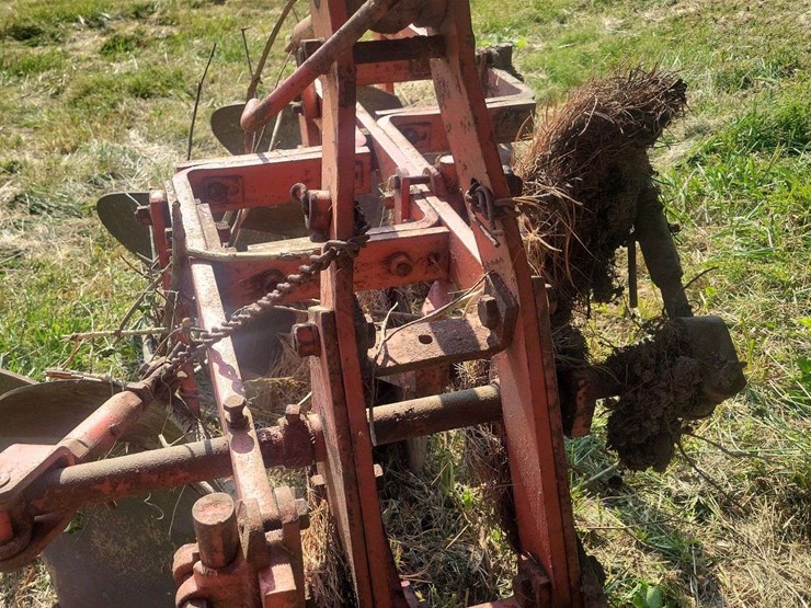 orange-three-bottom-tractor-plow-with-steel-frame-and-moldboards-image-5