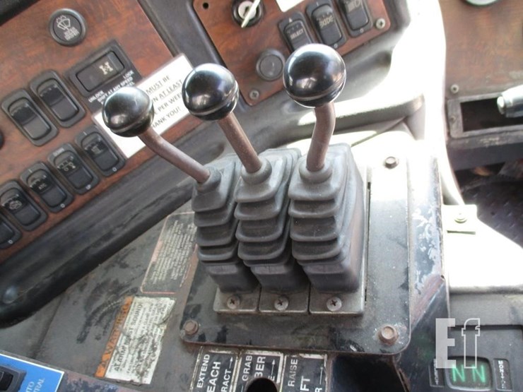 2010-peterbilt-320-image-13