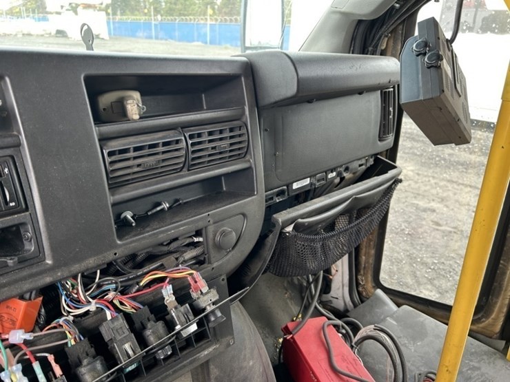 2016-chevrolet-express-paratransit-bus-image-15