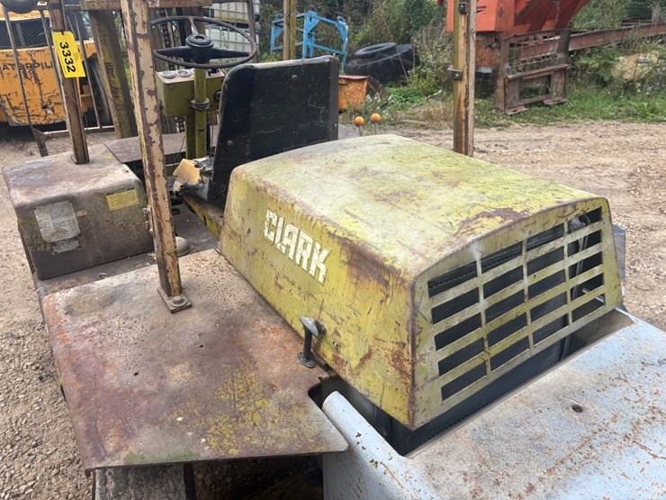 #3332-•-clark-it40b-forklift-image-15