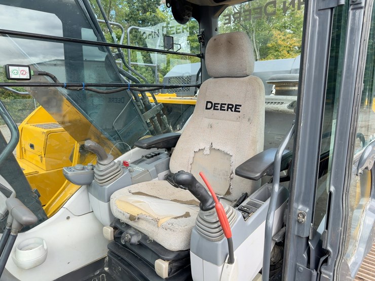 2016-deere-300g-lc-image-35
