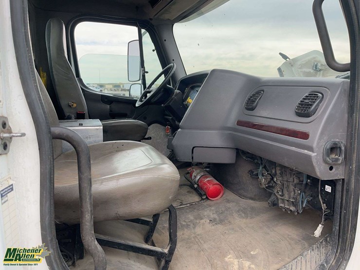 2009-freightliner-m2-106-image-14