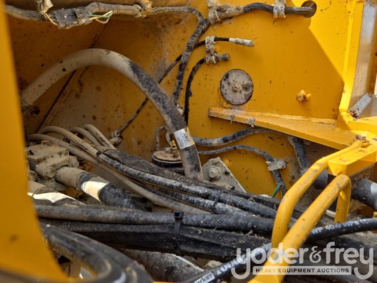 2019-deere-744k-image-31