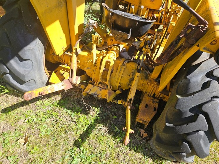 #2532-•-massey-ferguson-80b-loader-tractor-image-13