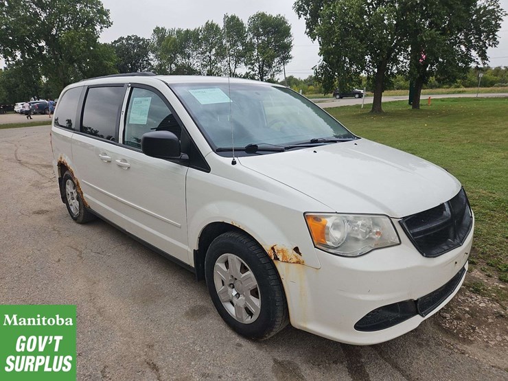 2012-dodge-grand-caravan-sxt-image-2
