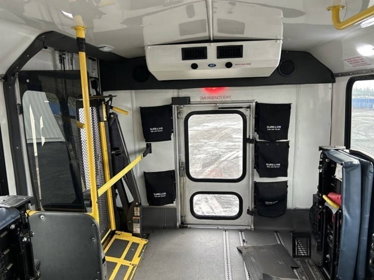2016-chevrolet-express-paratransit-bus-image-28