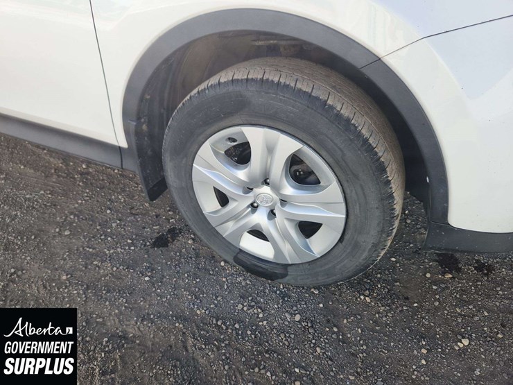 2015-toyota-rav4-le-image-12
