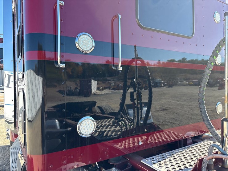 2023-kenworth-w900l-image-17