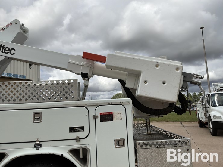 2009-freightliner-m2-106-image-12