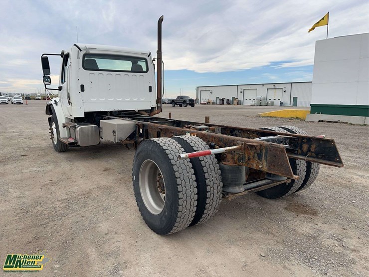 2009-freightliner-m2-106-image-3