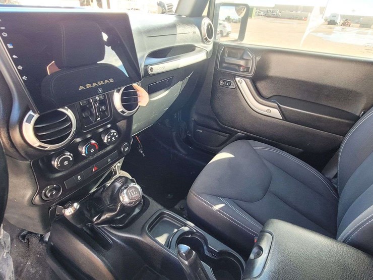 2015-jeep-wrangler-unlimited-sahara-image-13