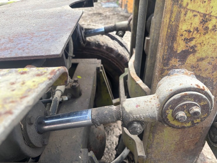 #3332-•-clark-it40b-forklift-image-50