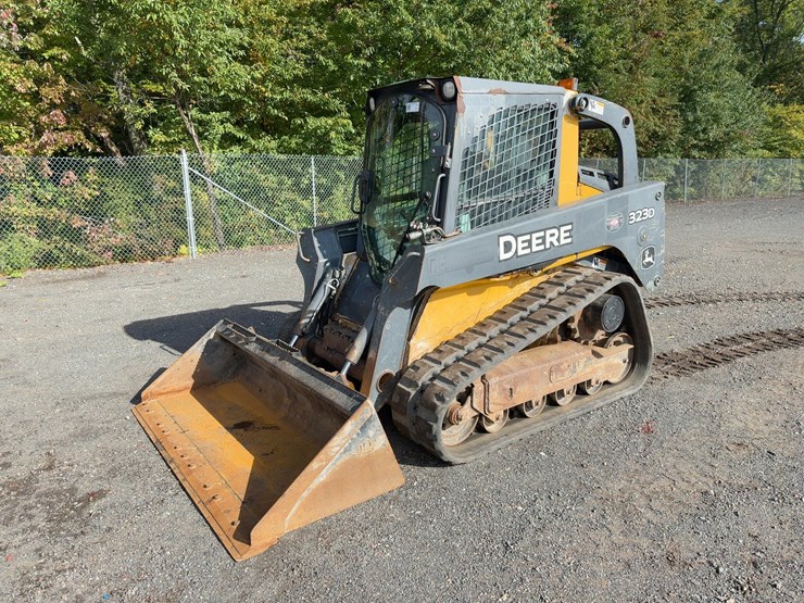 2013-deere-323d-image-1